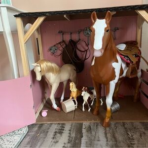 Deluxe Horse Stable Playset with Brown and White Horses